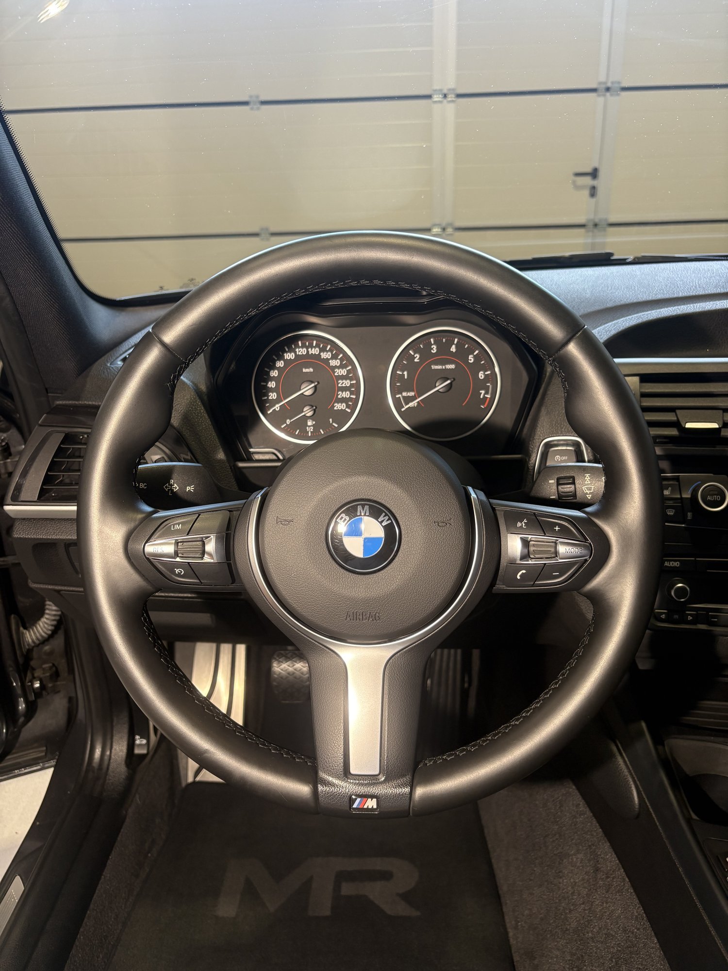 Lenkrad und Kombiinstrument des BMW 1er nach der Aufbereitung