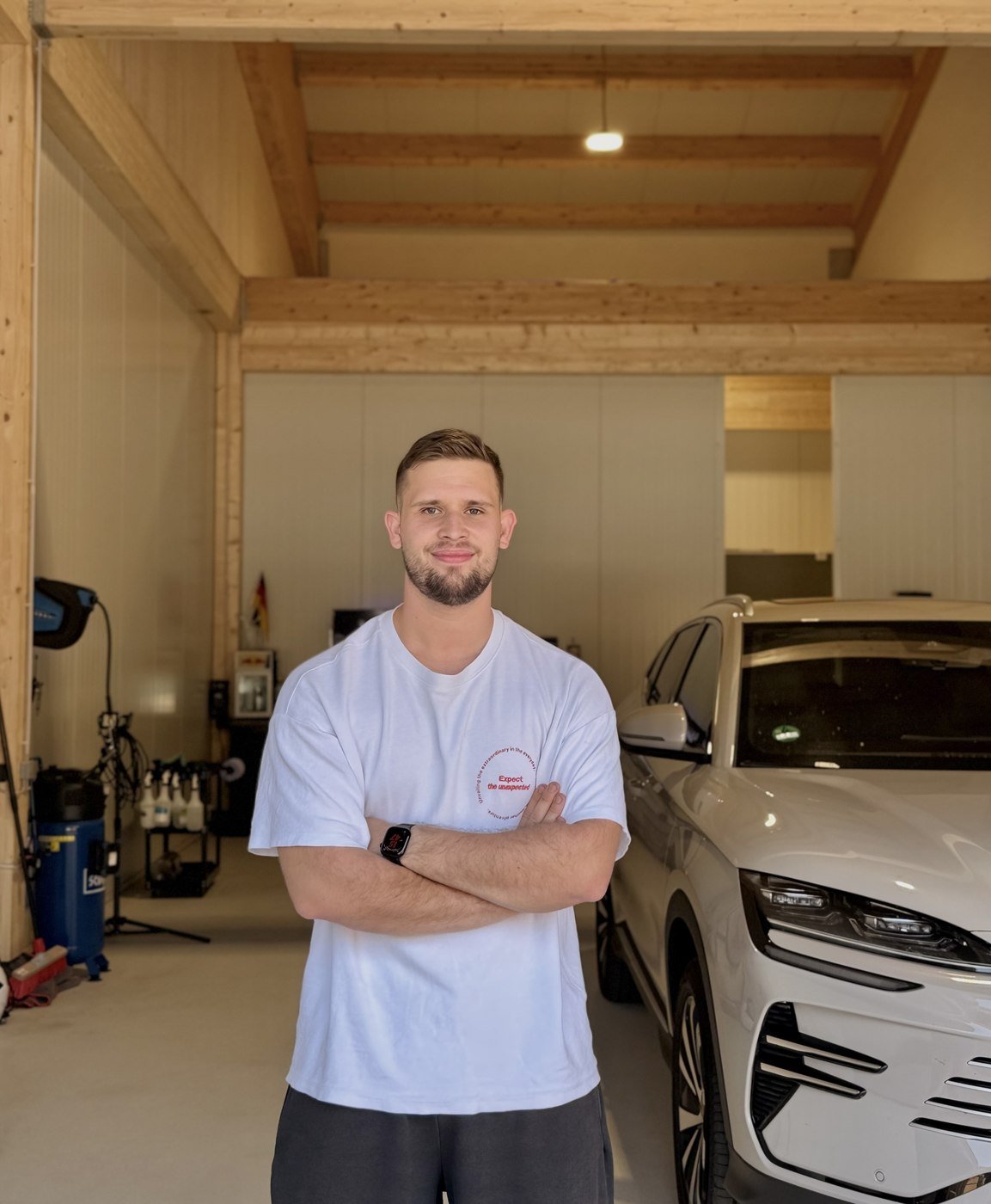 Maximilian Reinhard, Inhaber von MR Car Detailing, in der Werkstatt in Burggen